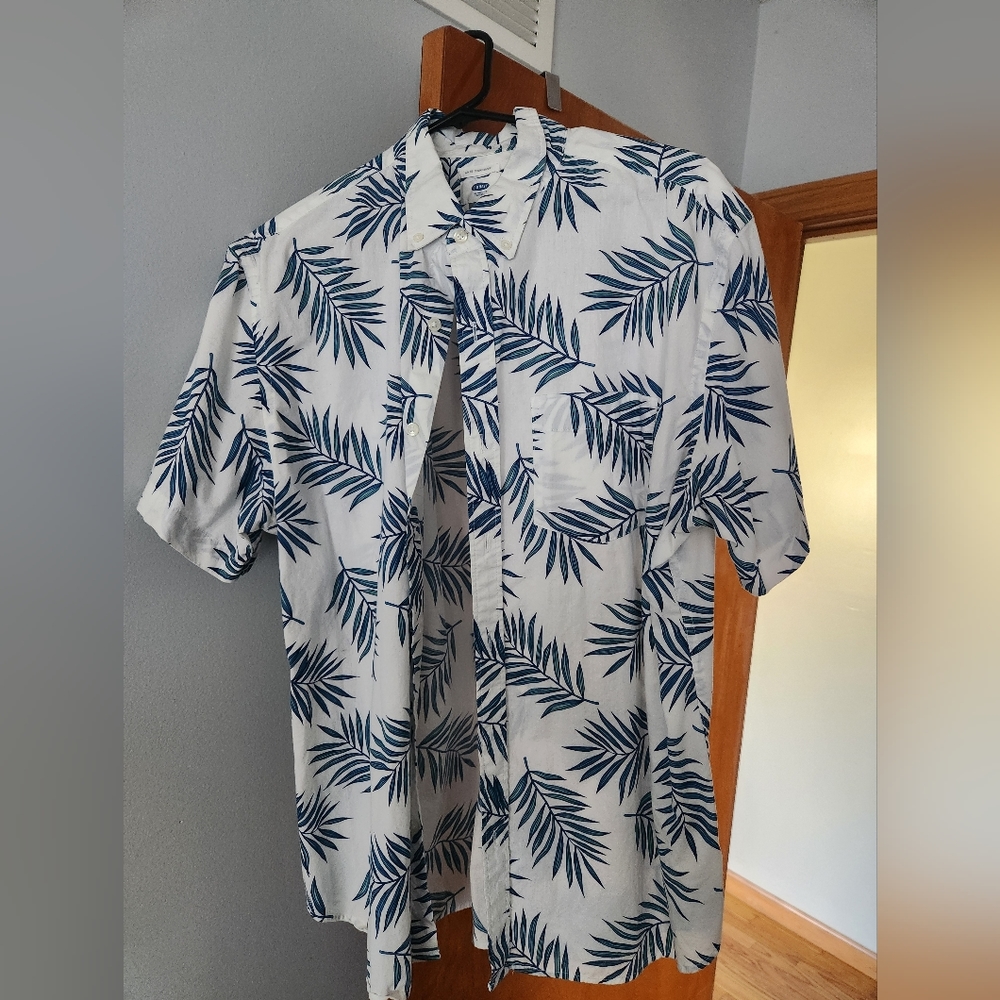 Old navy men's short sleeve Hawaiian button down shirt